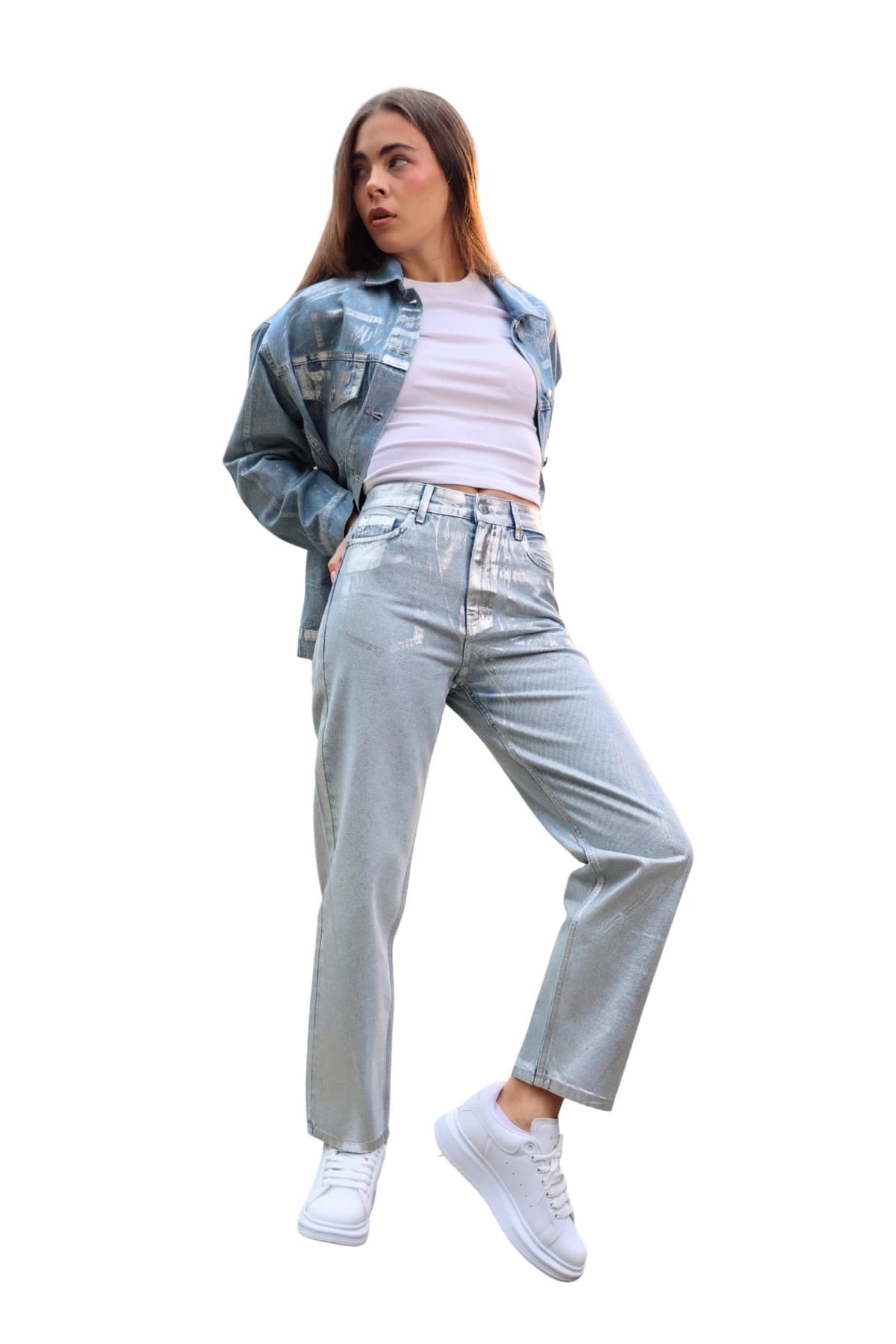 Denim Moon kadın gümüş metalik kaplamalı denim pantolon, metalik denim ceketle kombinlenmiş, modelde önden tam boy görünüm.