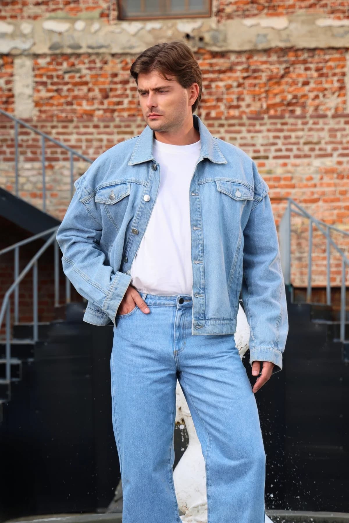 Denim Moon erkek açık mavi denim ceket, modelde eli cepte üç çeyrek önden görünüm.