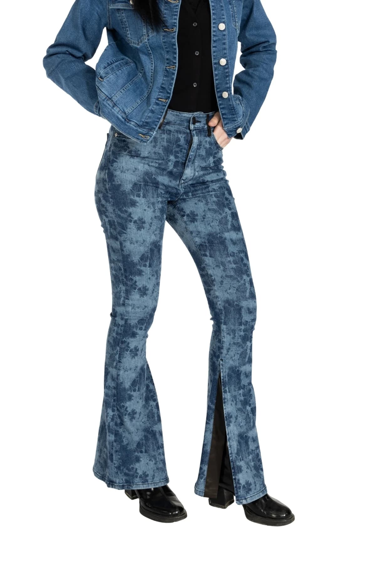 Denim Moon kadın orta mavi klasik denim ceket, metal düğmeli önü ve kol detayıyla modelde önden görünüm.