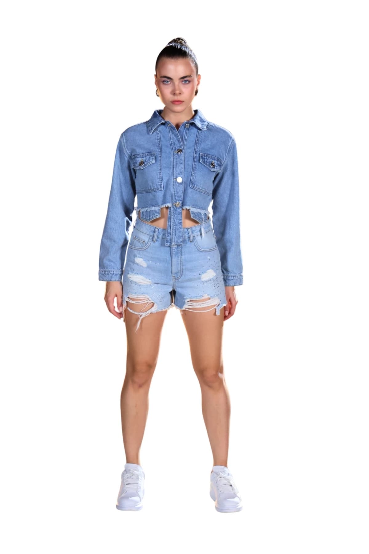 Denim Moon kadın açık mavi yırtık detaylı denim şort, yüksek bel ve kesik paça, modelde önden tam boy görünüm.