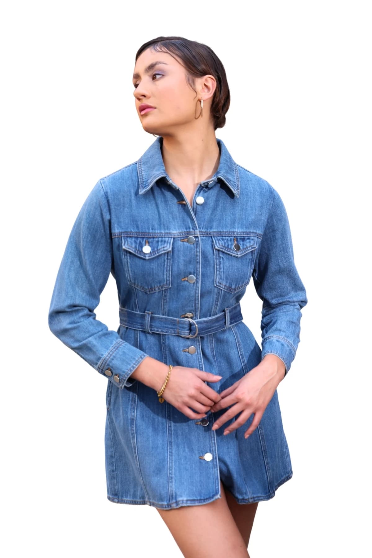 Denim Moon kadın mavi denim gömlek elbise, kapaklı göğüs cepleri ve kemer detayı, modelde önden yakın görünüm.