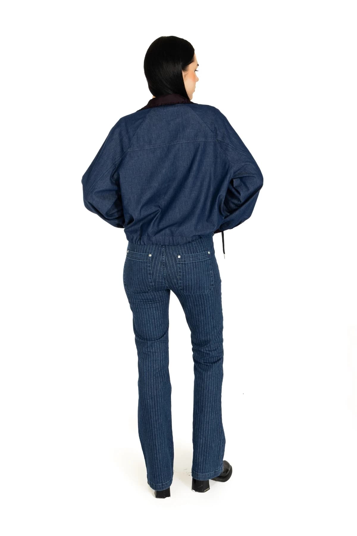 Denim Moon kadın koyu mavi çiçek baskılı kısa denim ceket, düz sırtı ve balon kollarıyla modelde arkadan tam boy görünüm.