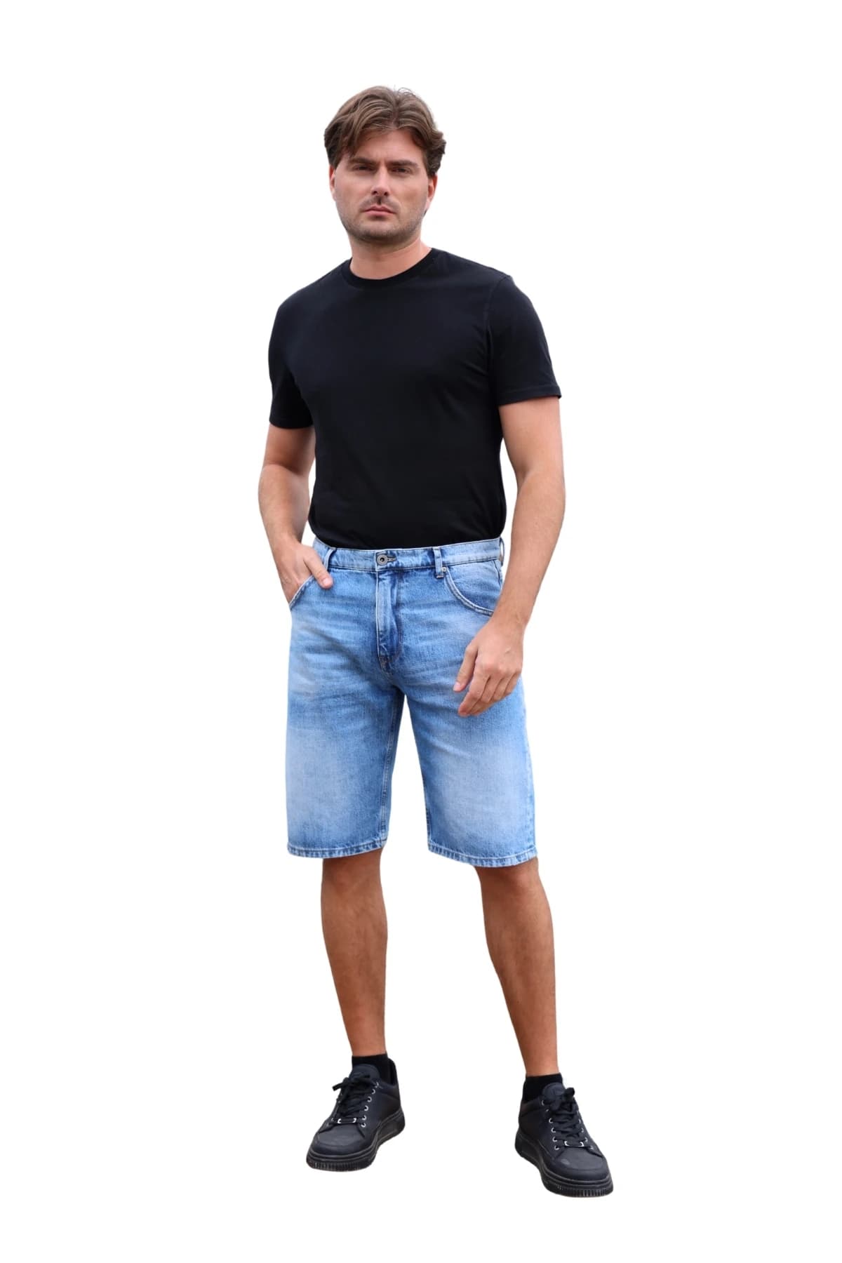 Denim Moon erkek açık mavi yıkamalı denim şort, klasik beş cep ve diz üstü boy, modelde önden görünüm.
