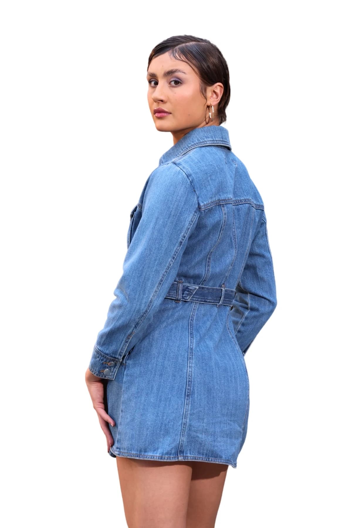 Denim Moon kadın mavi denim gömlek elbise, beli oturan kesim ve arka kemer detayı, modelde arkadan açılı görünüm.
