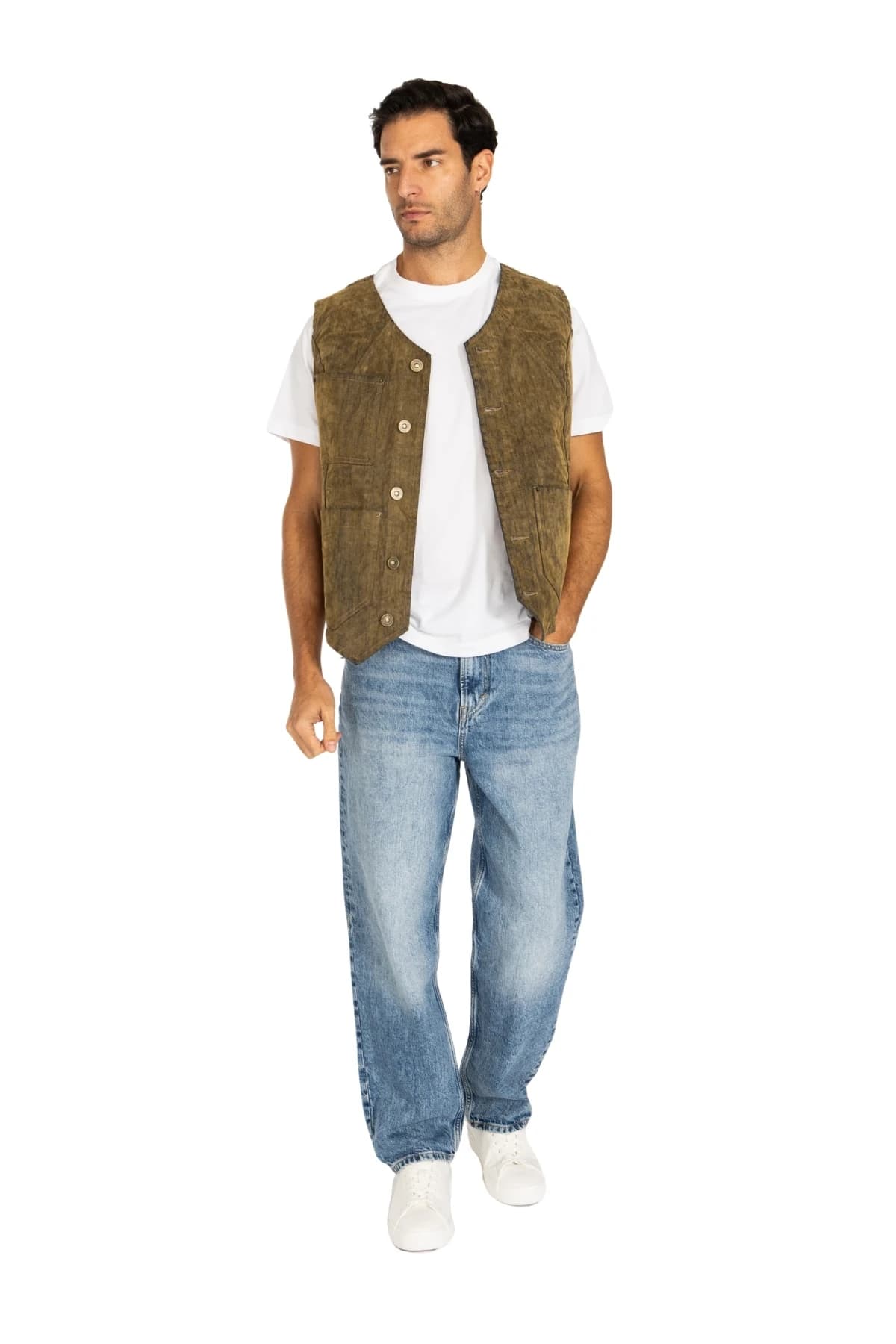 Denim Moon erkek haki yıkamalı dokuma yelek, düğmeli ön kapama ve cep detayları, modelde önden görünüm.