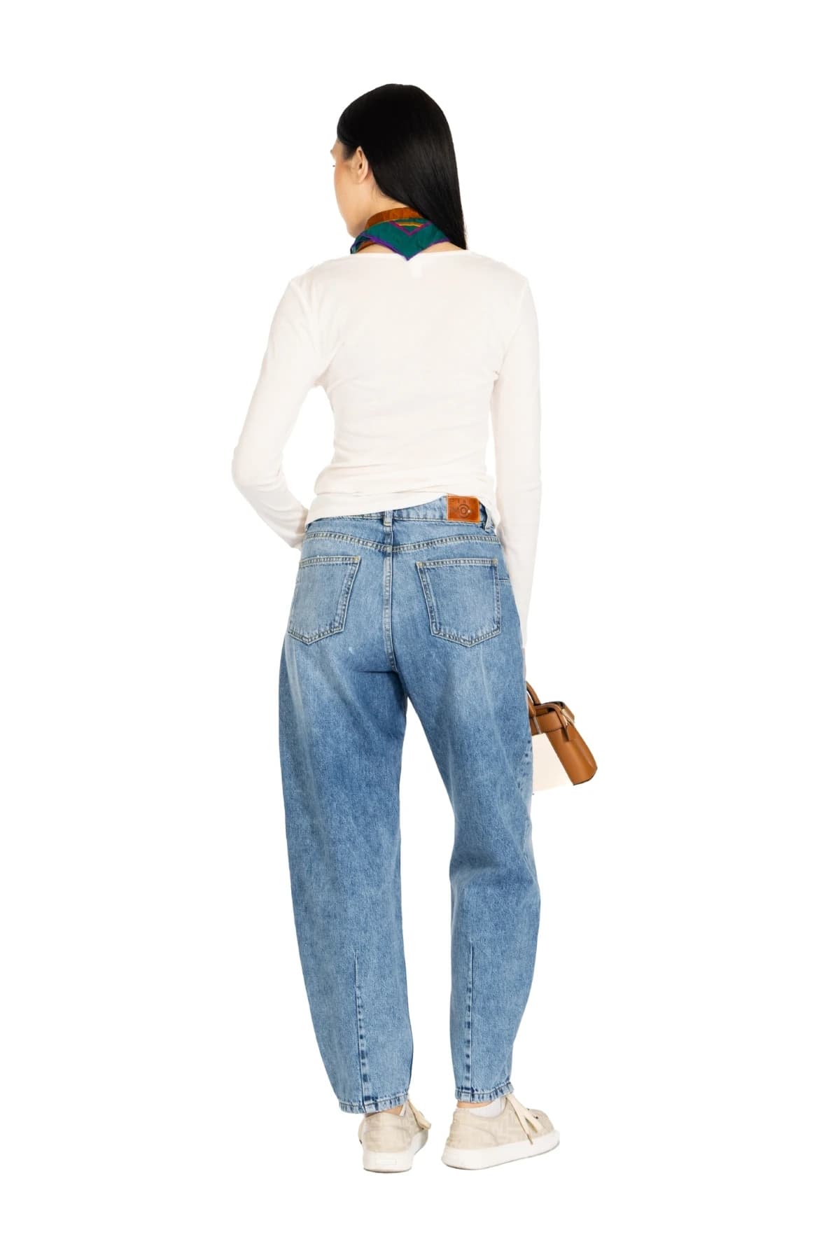 Denim Moon kadın orta mavi yıkamalı balon kesim denim pantolon, arka cepleri ve bel etiketiyle modelde arkadan tam boy görünüm.