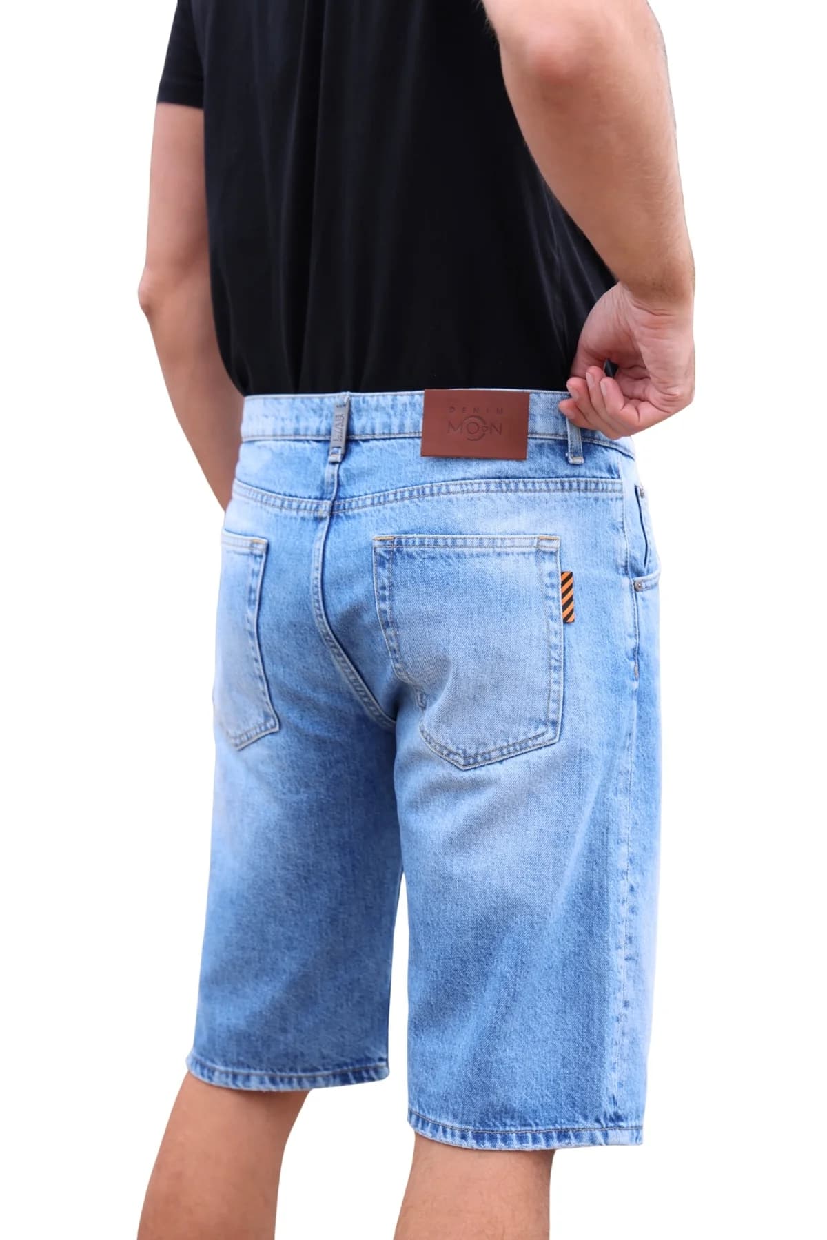 Denim Moon erkek açık mavi yıkamalı denim şort, arka cepler ve düz kesim, modelde arkadan yakın görünüm.