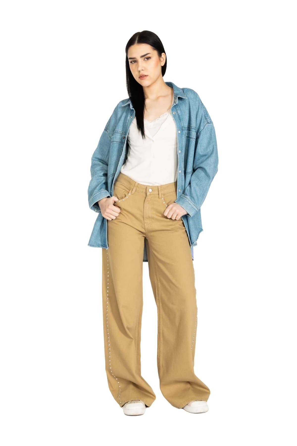 Denim Moon kadın orta mavi bol kesim denim gömlek, açık önü ve düşük omuzlarıyla modelde önden tam boy görünüm.