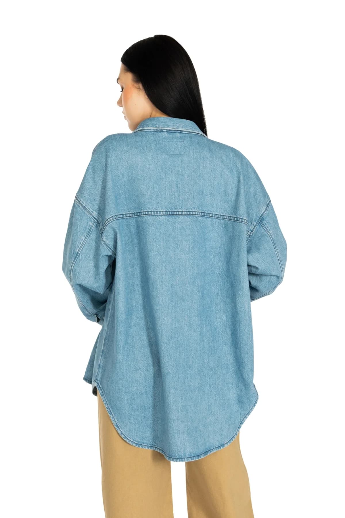 Denim Moon kadın orta mavi bol kesim denim gömlek, sırt robası ve oval eteğiyle modelde arkadan görünüm.