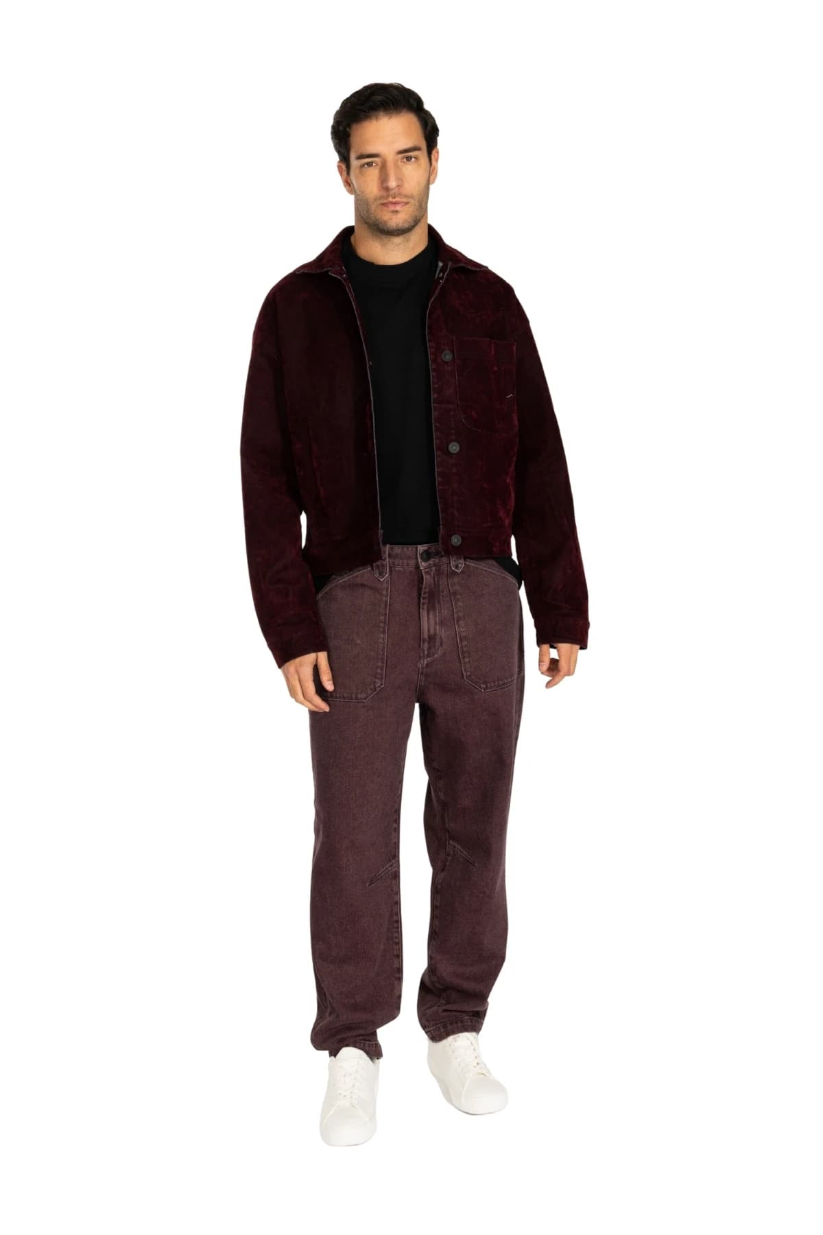 Denim Moon erkek bordo denim pantolon, bordo ceketle kombinlenmiş, modelde önden görünüm.