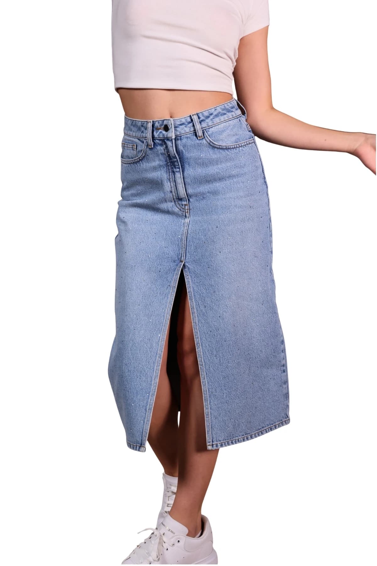 Denim Moon kadın açık mavi midi denim etek, yüksek bel, düğmeli kapama ve ön yırtmaç detayı önden yakın görünüm.