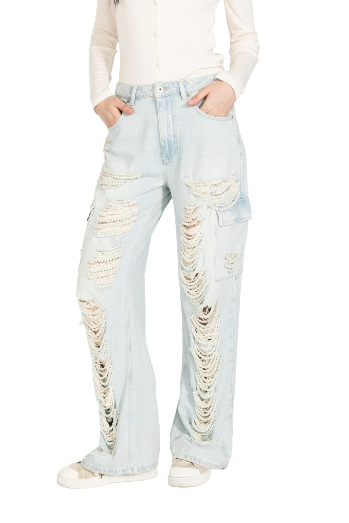 Denim Moon kadın buz mavisi kargo denim pantolon, inci işlemeli yırtıklar ve yan cep detayı önden yakın görünüm.