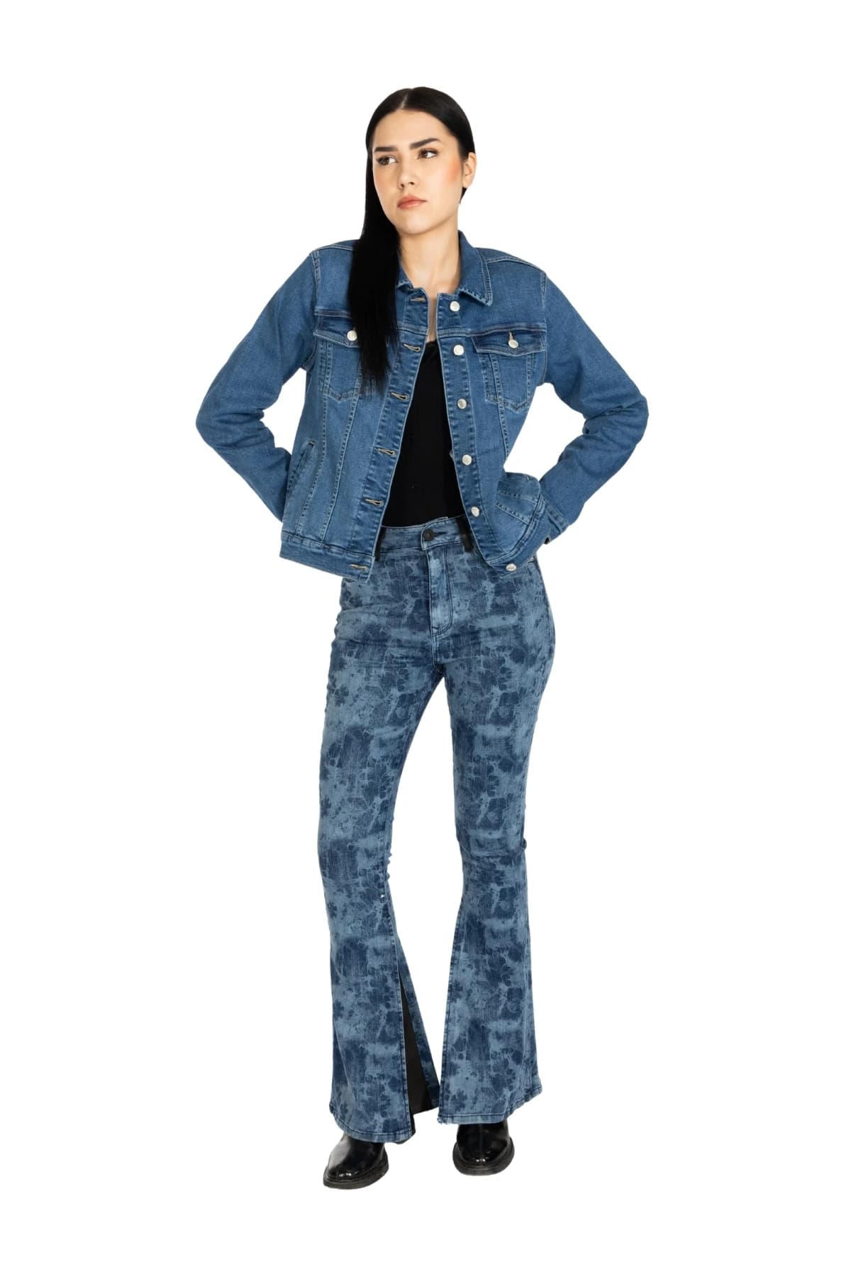 Denim Moon kadın mavi desen baskılı İspanyol paça denim pantolon, yırtmaçlı paçasıyla modelde önden tam boy görünüm.