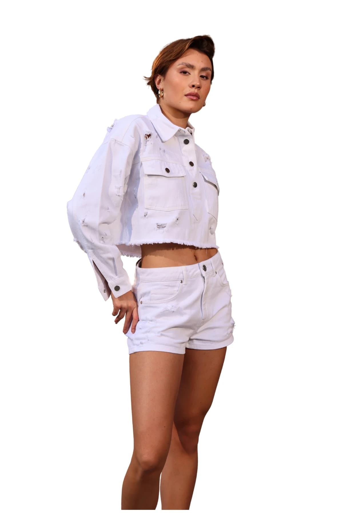 Denim Moon kadın beyaz yıpratma detaylı şort, kıvrık paça ve ön cepleriyle modelde önden görünüm.