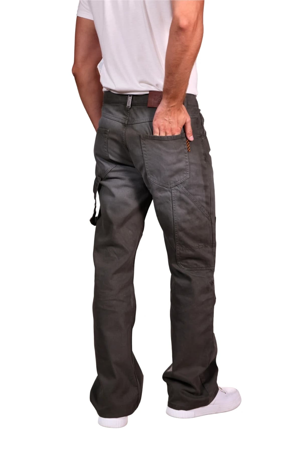 Denim Moon erkek antrasit düz paça carpenter denim pantolon, arka cep ve diz takviyesiyle modelde arkadan üç çeyrek görünüm.