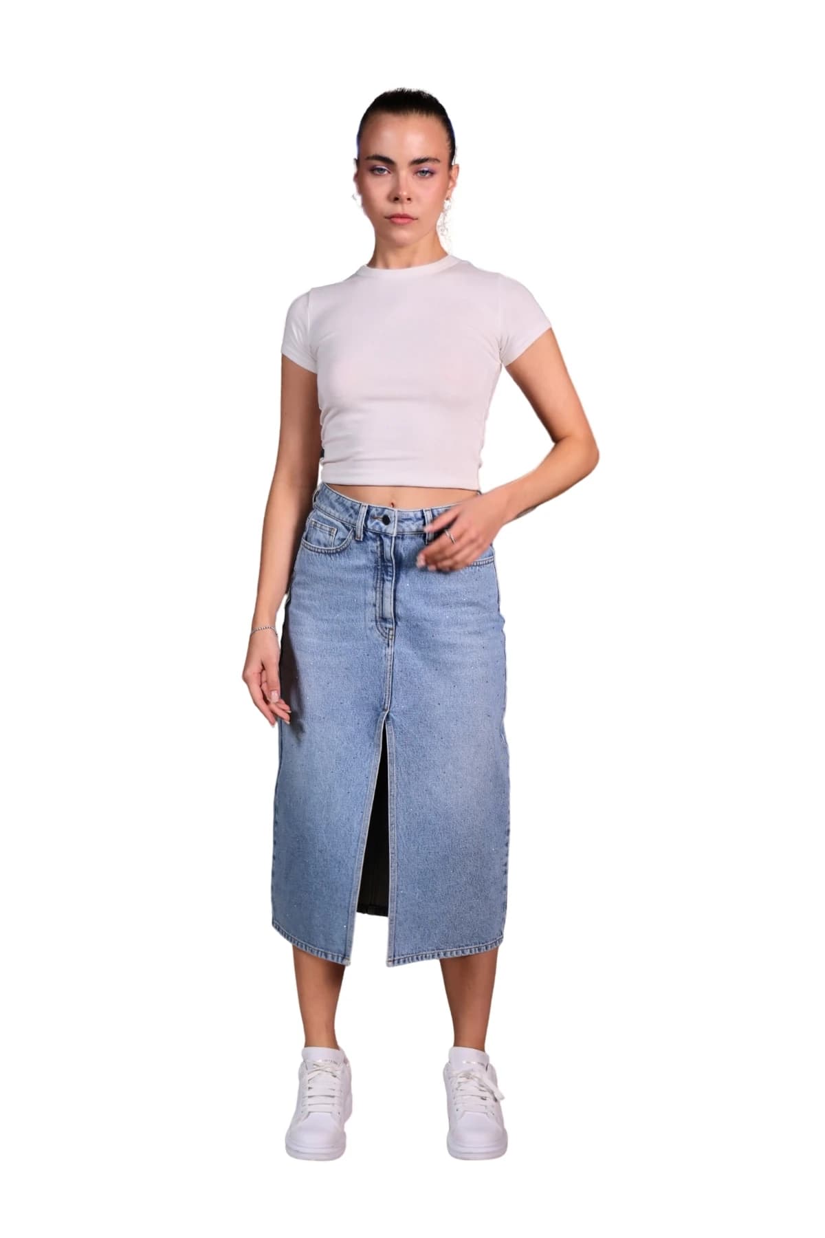 Denim Moon kadın açık mavi midi denim etek, yüksek bel ve önden yırtmaçlı kesimiyle modelde önden tam boy görünüm.