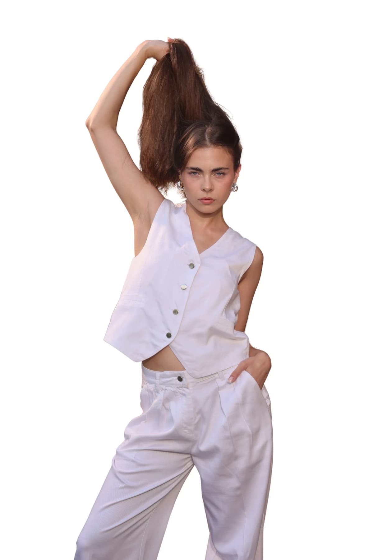 Denim Moon kadın beyaz dokuma yelek, kısa kesimi ve metal düğme detayıyla modelde önden görünüm.