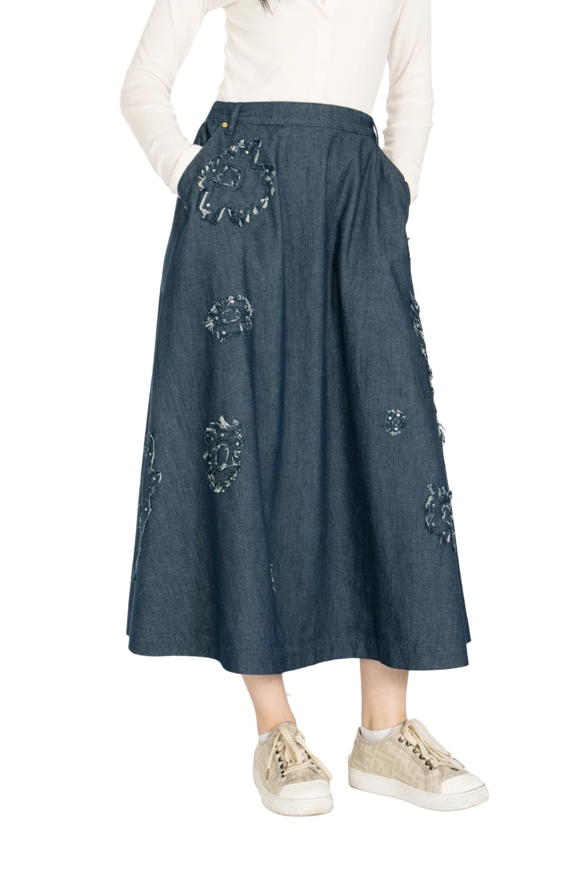 Denim Moon kadın koyu indigo midi kloş denim etek, püsküllü çiçek aplikeler ve yan cep detayı önden yakın görünüm.