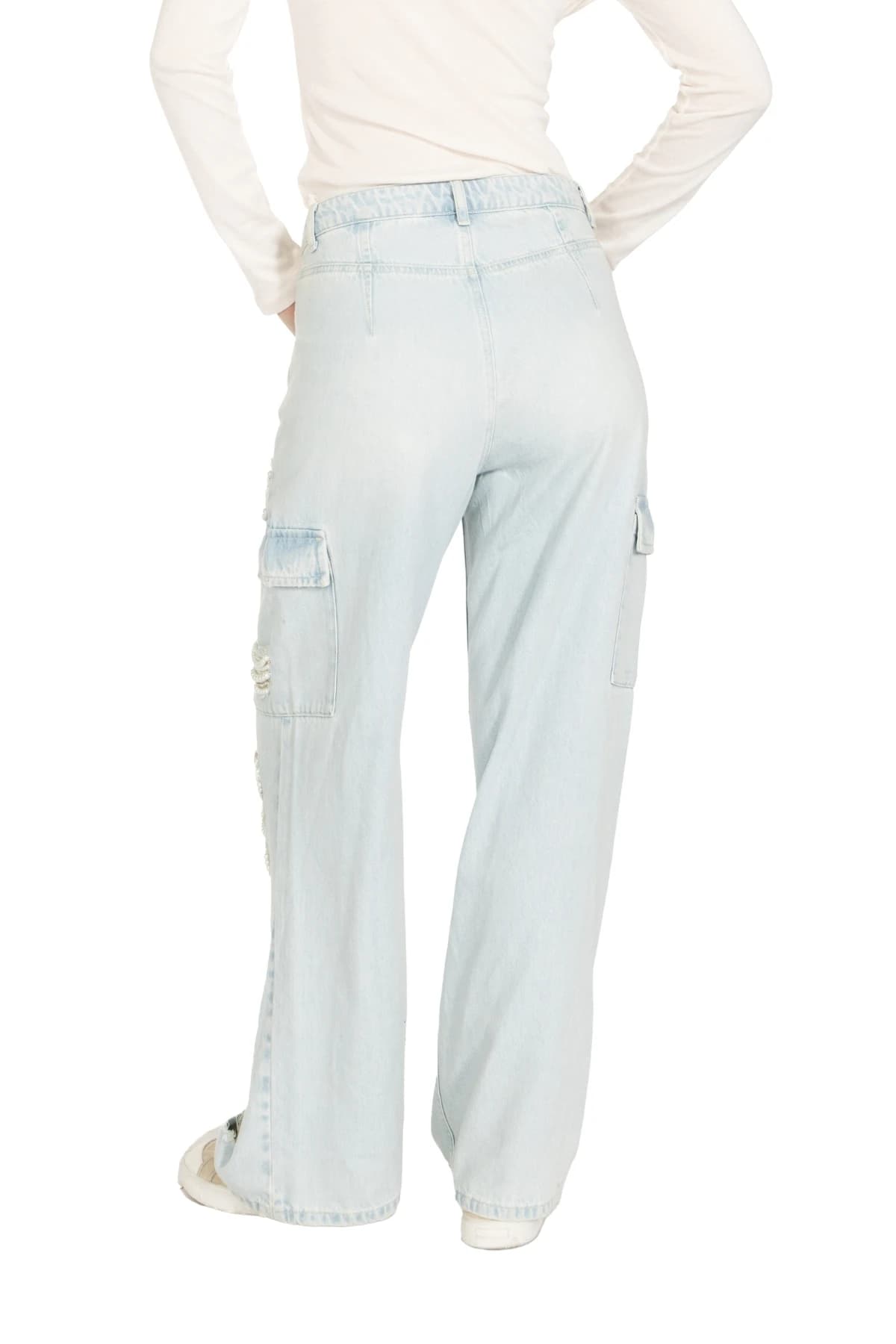Denim Moon kadın buz mavisi kargo denim pantolon, arka kalıbı ve yan kargo cebi arkadan yakın görünüm.