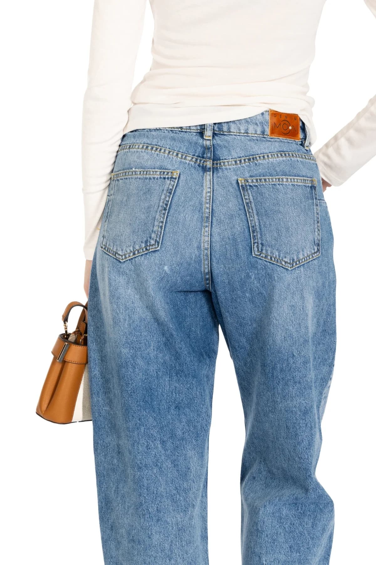 Denim Moon kadın orta mavi yıkamalı balon kesim denim pantolon, arka cepleri ve deri bel etiketi arkadan yakın görünüm.