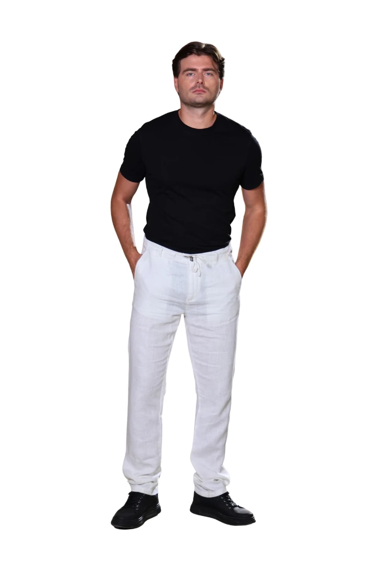 Denim Moon erkek beyaz keten pantolon, bağcıklı bel ve düz paça kesim, modelde önden görünüm.