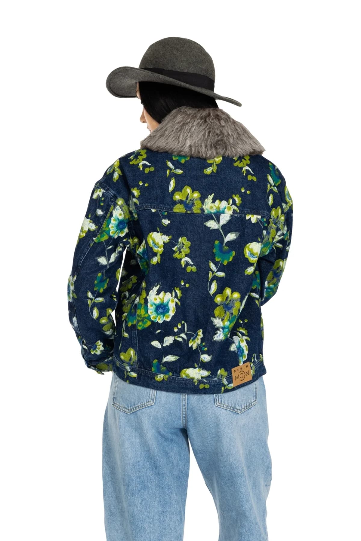 Denim Moon kadın açık mavi rahat kalıp denim pantolon, arka cepleriyle modelde arkadan görünüm.