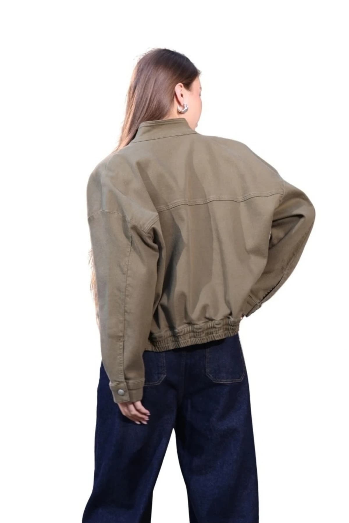 Denim Moon kadın koyu lacivert geniş paça denim pantolon, arka cepleri ve geniş kesimiyle modelde arkadan görünüm.
