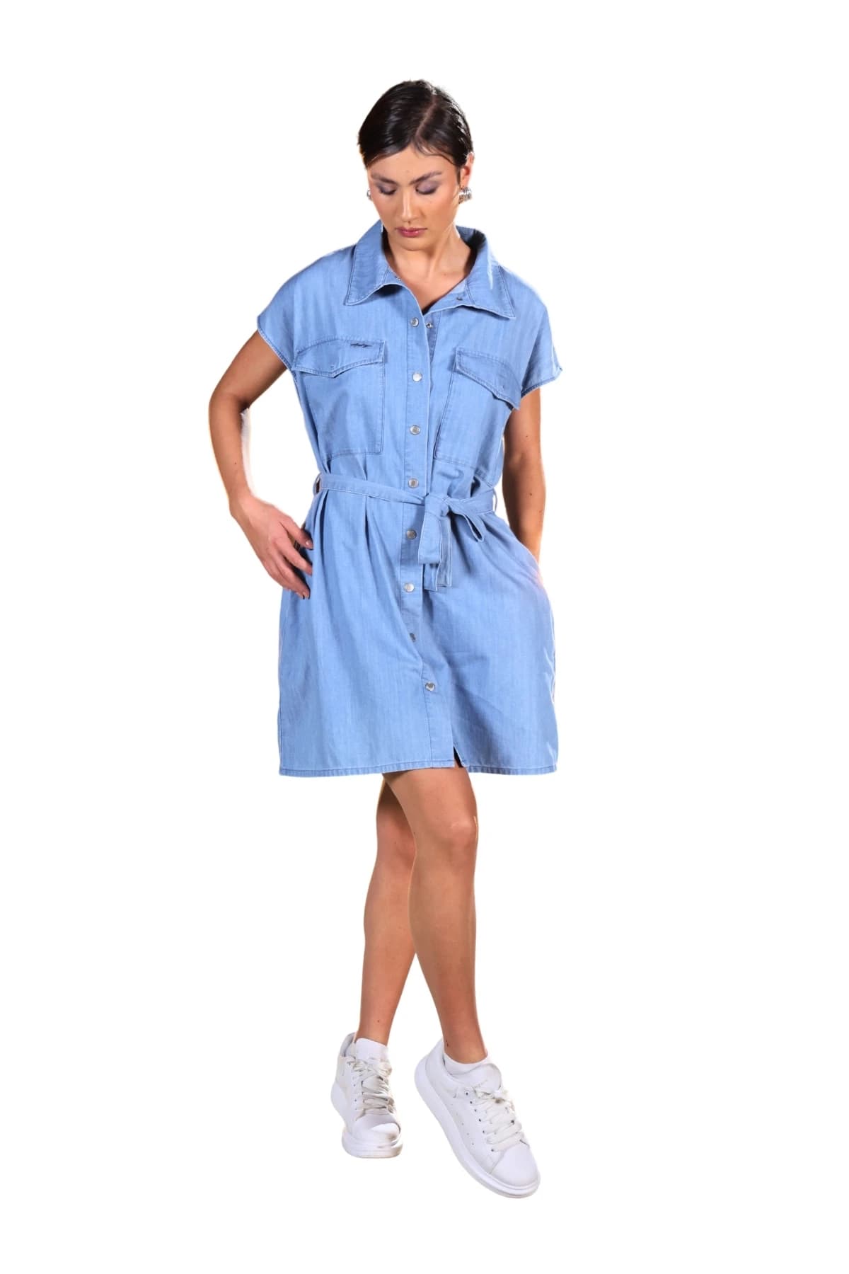 Denim Moon kadın açık mavi denim gömlek elbise, düğmeli ön kapama ve diz üstü boy, modelde önden tam boy görünüm.