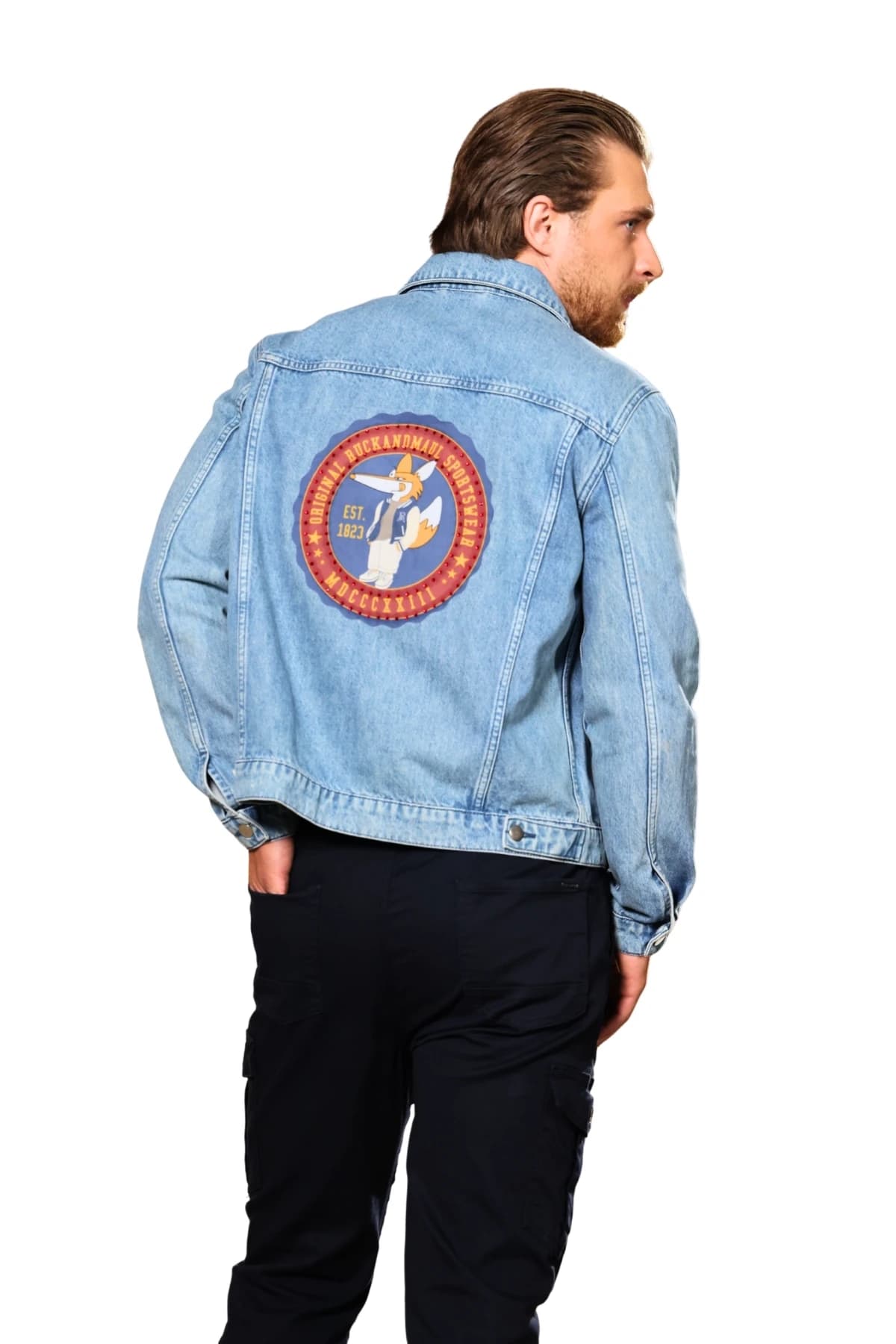 Denim Moon erkek açık mavi denim ceket, sırtta yuvarlak arma baskı detayı, modelde arkadan açılı görünüm.