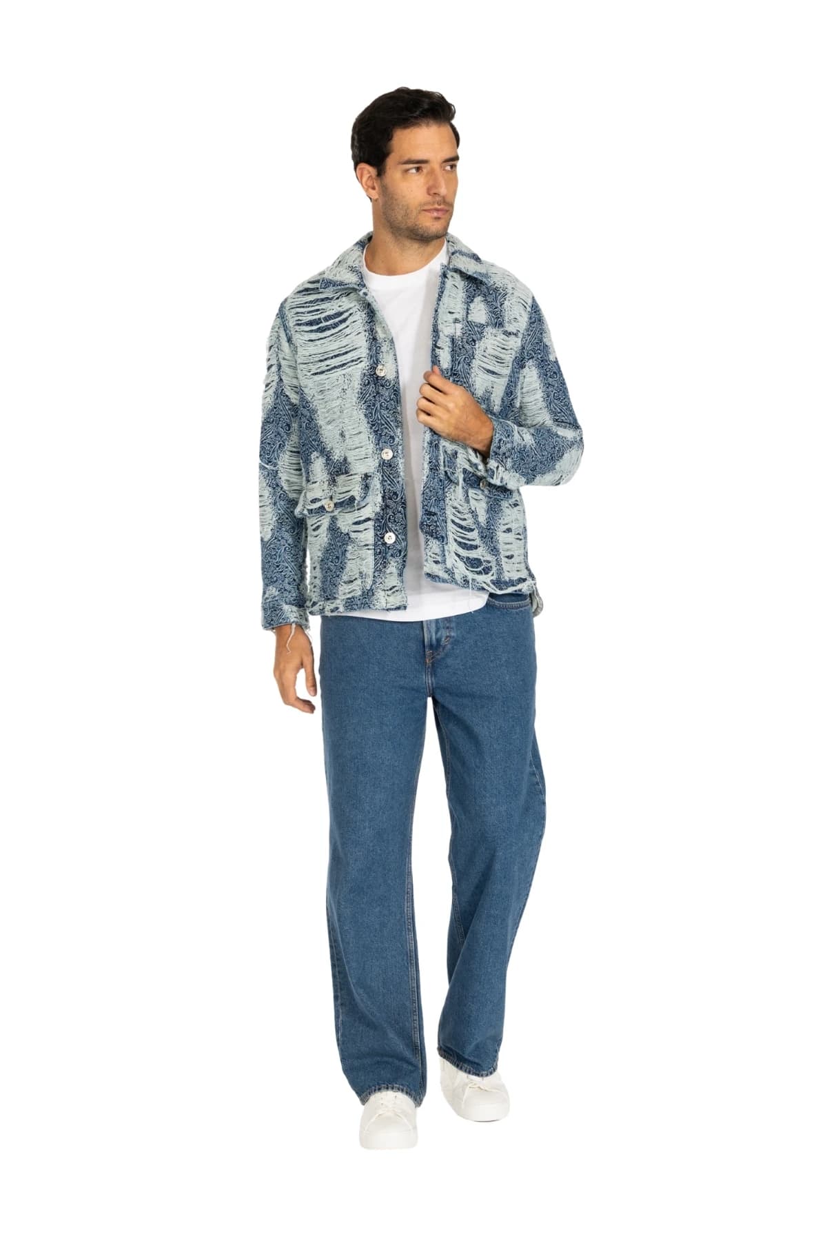 Denim Moon erkek orta mavi denim pantolon, klasik beş cep tasarım, modelde önden açılı görünüm.