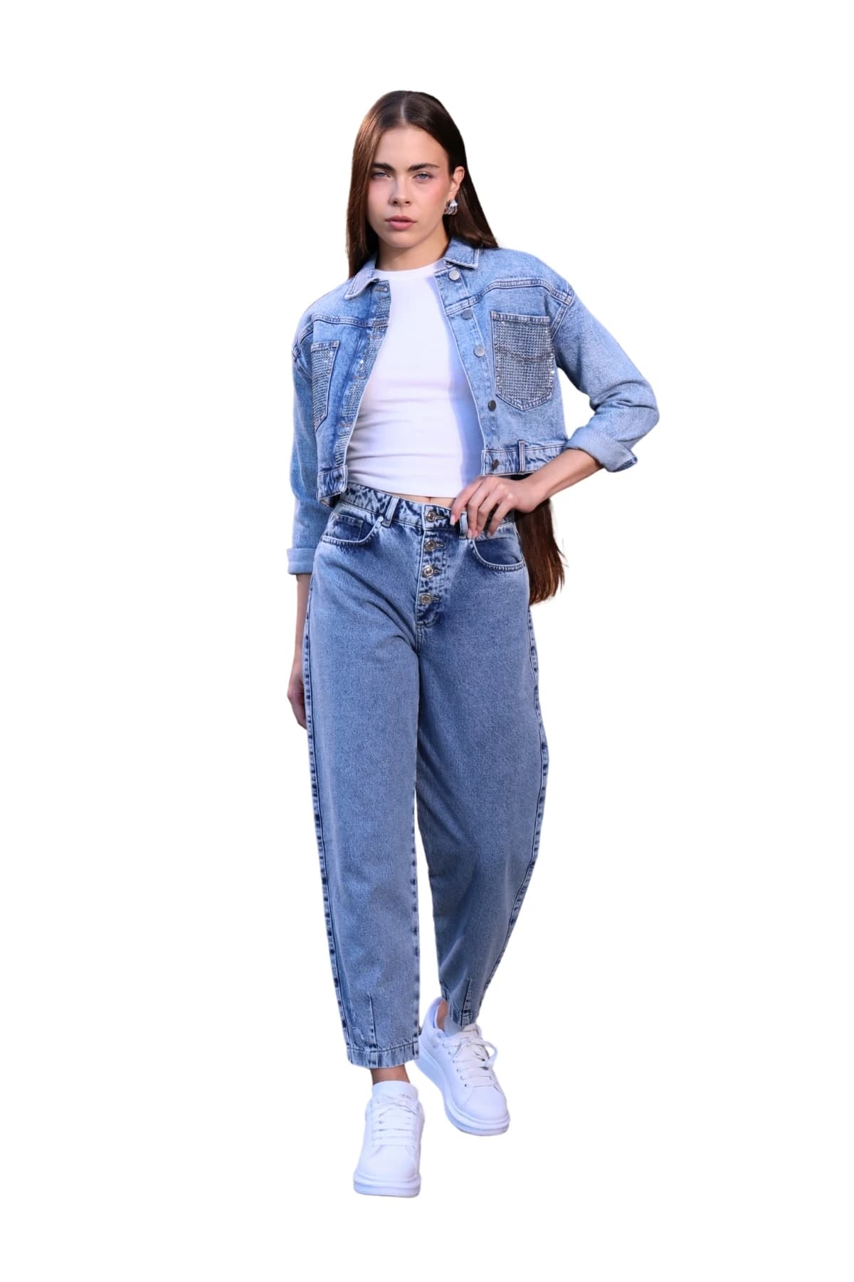 Denim Moon kadın orta mavi balon kesim denim pantolon, yüksek bel ve düğmeli önüyle modelde önden tam boy görünüm.