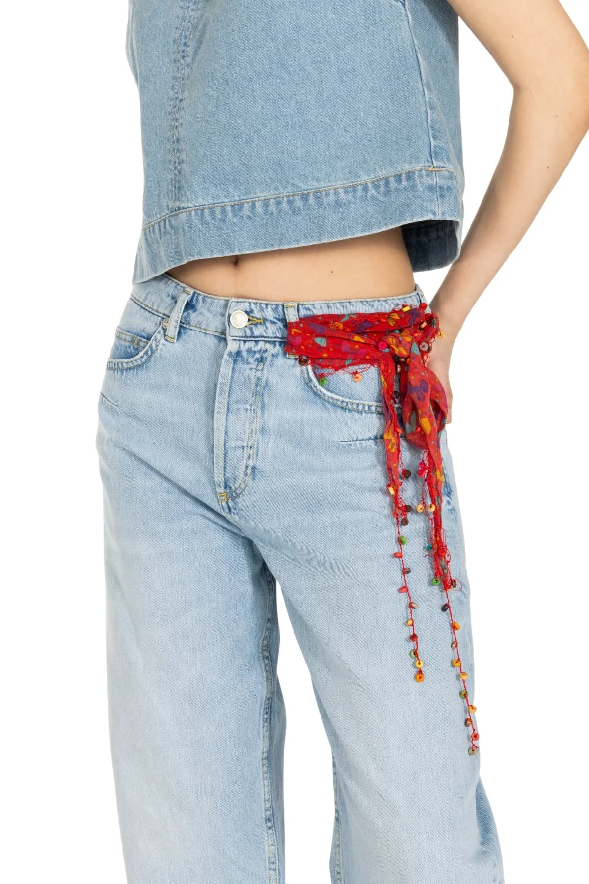 Denim Moon kadın açık mavi balon kesim denim pantolon, düğmeli önü ve ön cepleri önden yakın görünüm.