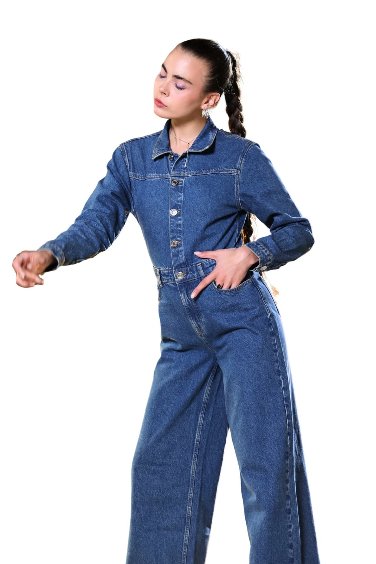 Denim Moon kadın mavi denim tulum, gömlek yaka ve bel detayı, modelde önden yakın görünüm.
