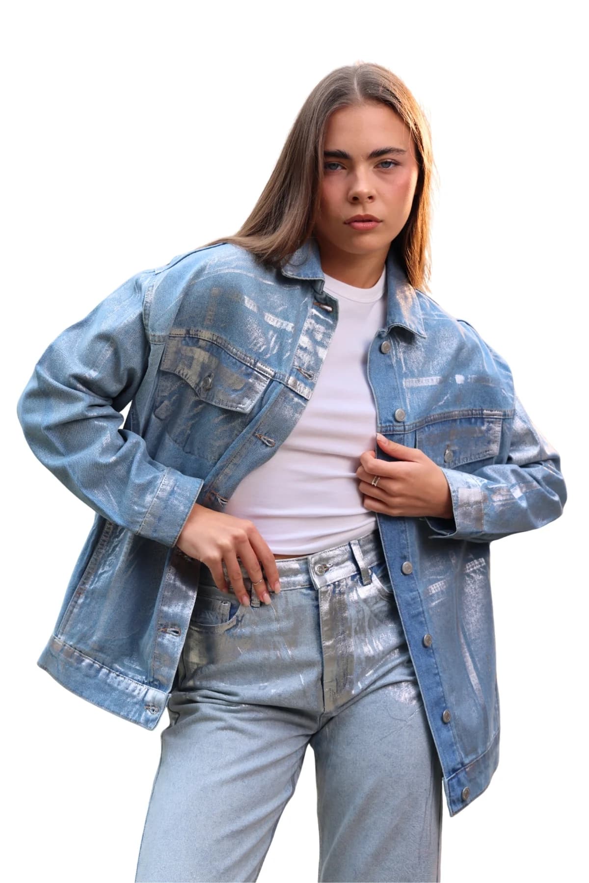 Denim Moon kadın mavi gümüş metalik kaplamalı denim ceket, oversize kesim ve kol detayı, modelde önden yakın görünüm.