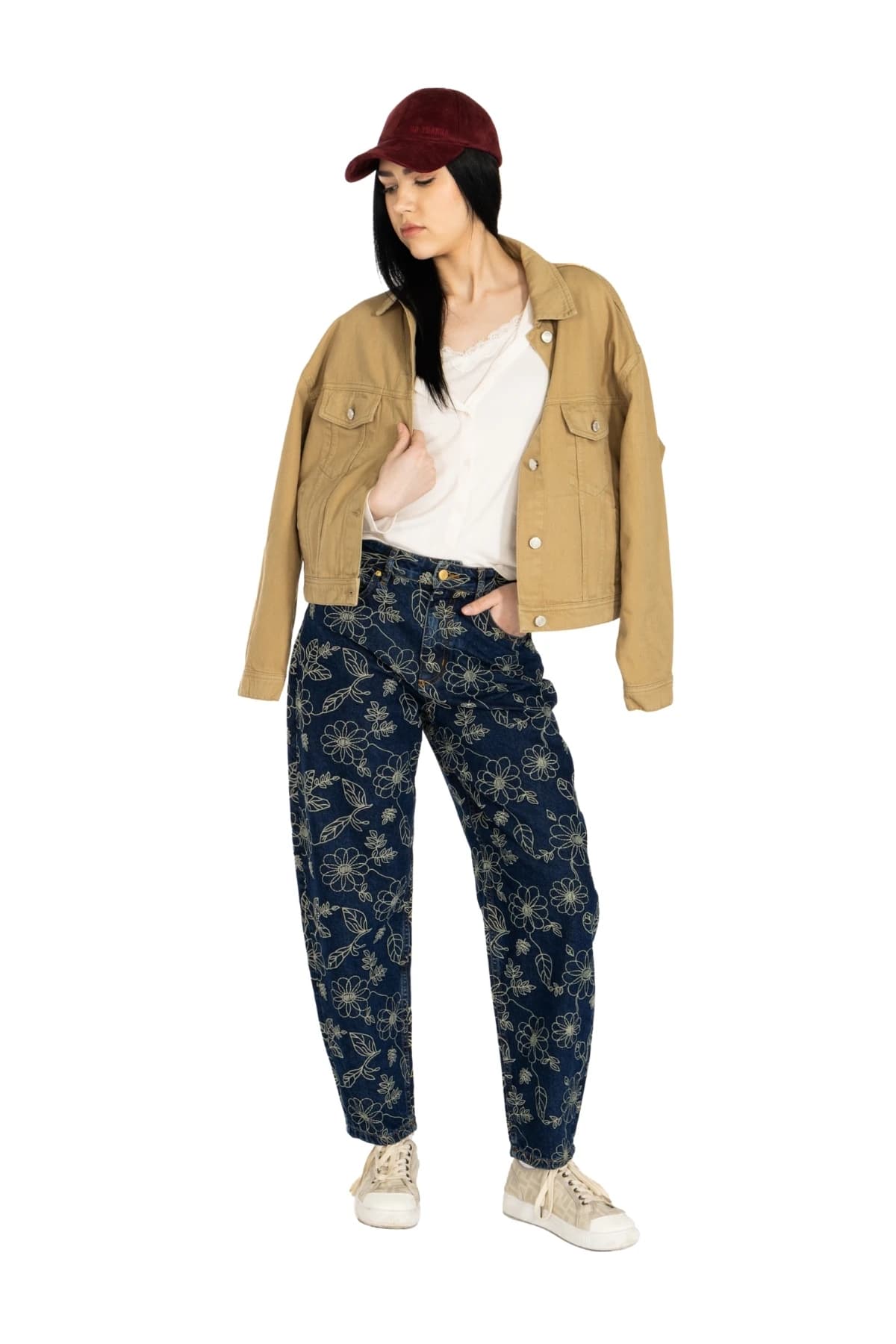 Denim Moon kadın camel bol kesim dokuma ceket, klasik yaka ve göğüs cepleriyle modelde önden tam boy görünüm.
