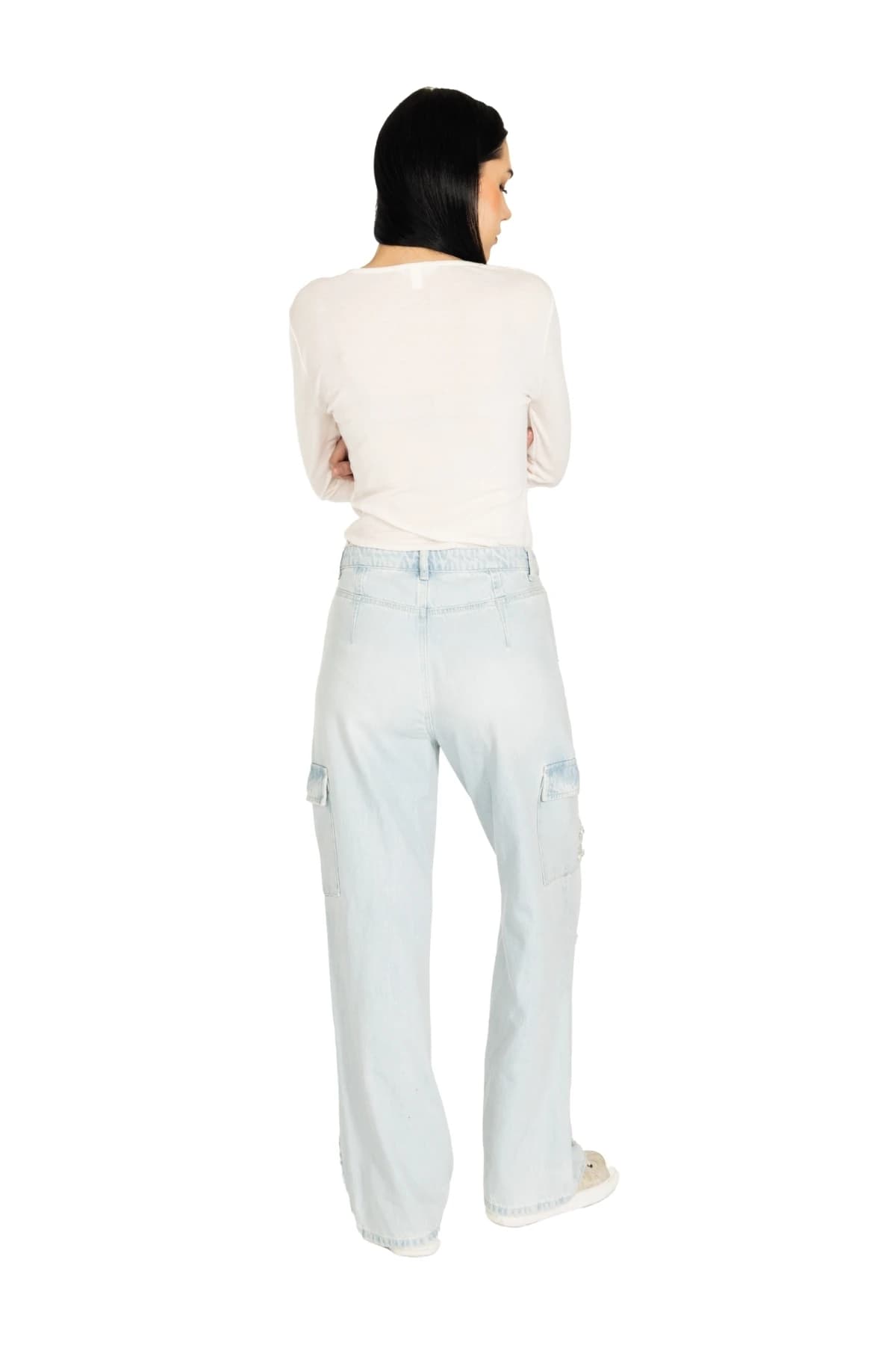 Denim Moon kadın buz mavisi geniş paça kargo denim pantolon, yan kargo cepleriyle modelde arkadan tam boy görünüm.