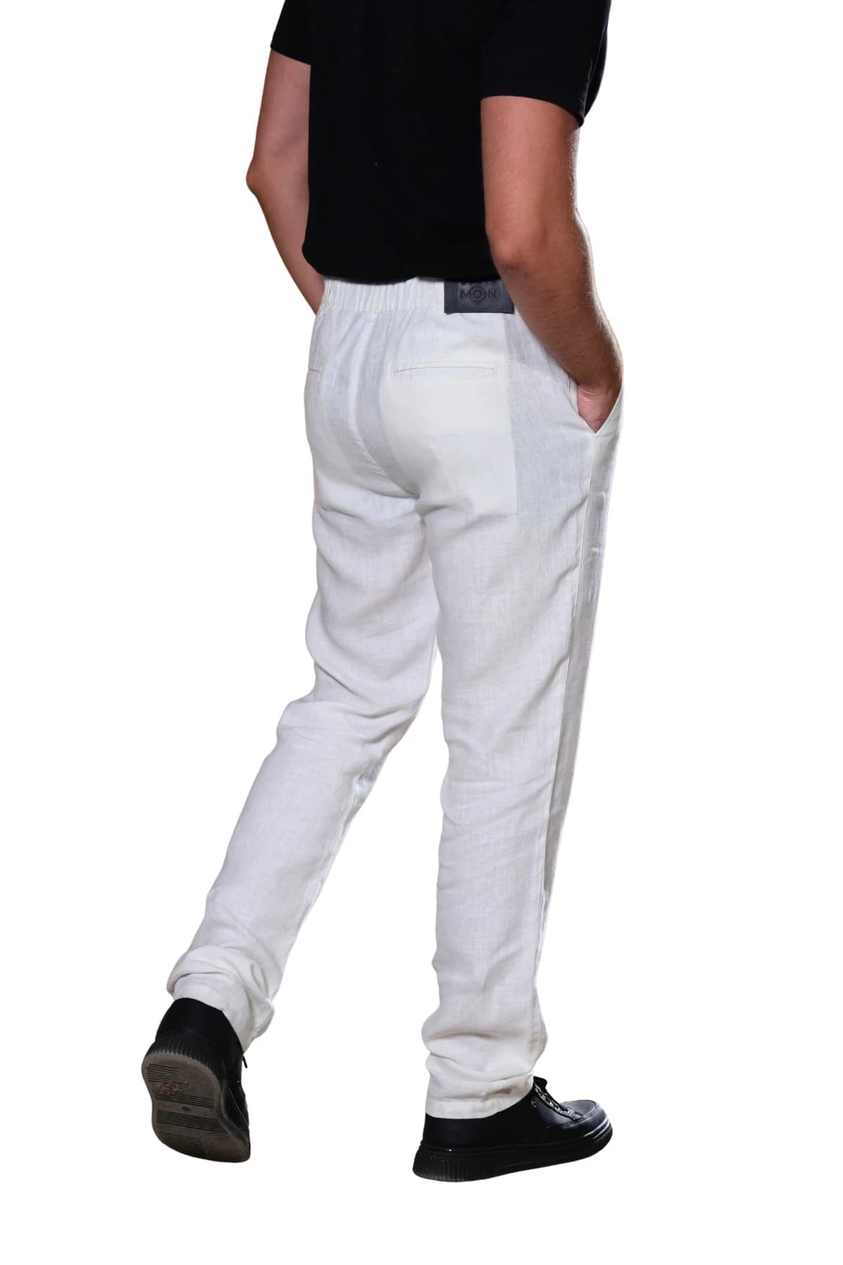 Denim Moon erkek beyaz keten pantolon, lastikli bel ve yan cep detayı, modelde arkadan açılı görünüm.