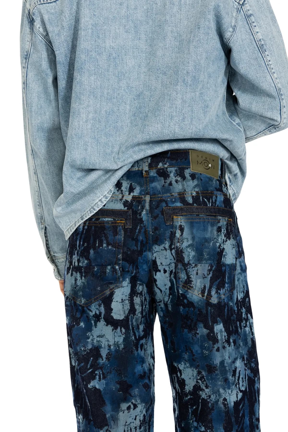 Denim Moon erkek lacivert batik desenli denim pantolon, arka cep ve bel etiketi detayı, modelde yakın çekim görünüm.