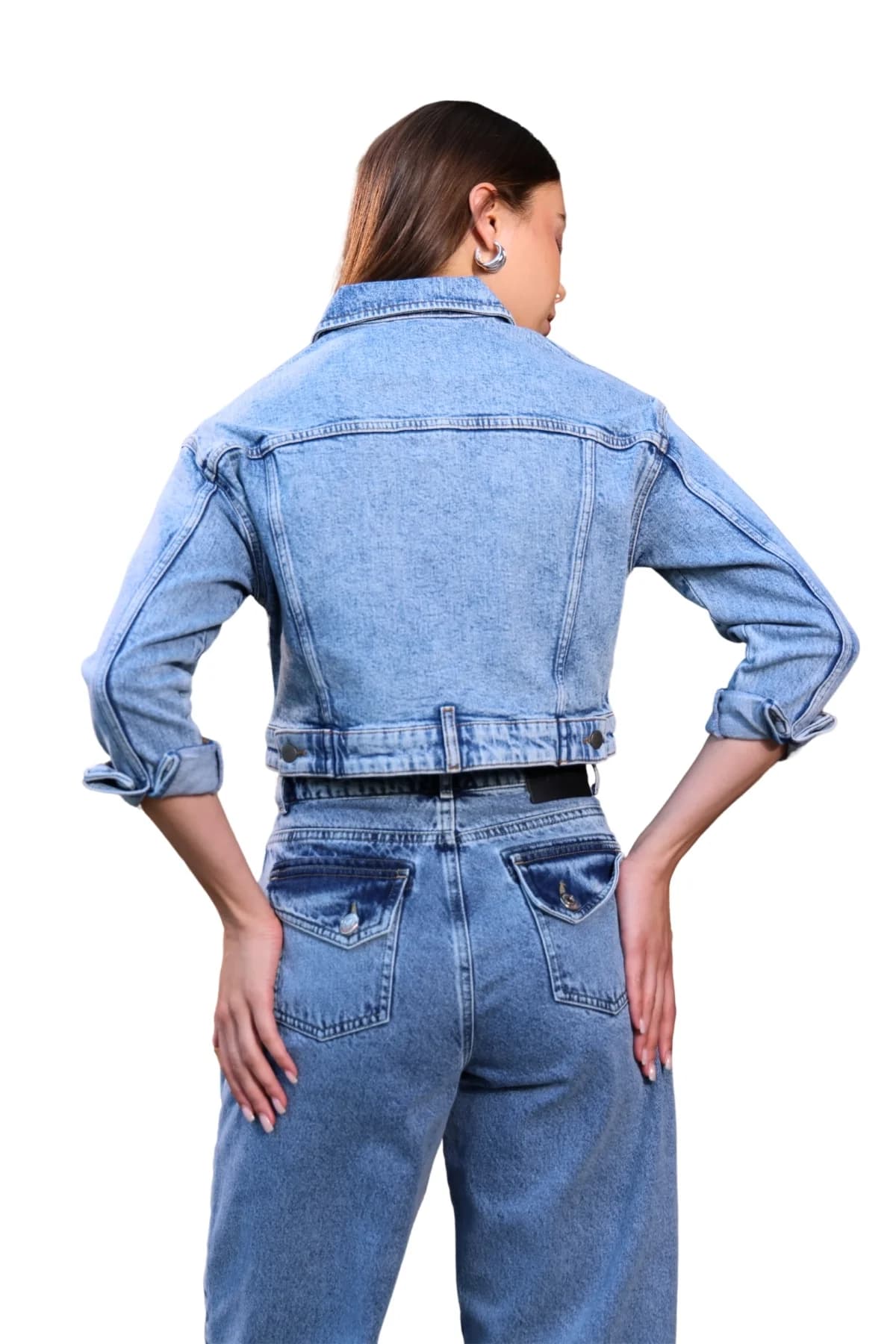 Denim Moon kadın orta mavi kısa kesim denim ceket, sırt robası ve düğme ayarlı beliyle modelde arkadan görünüm.