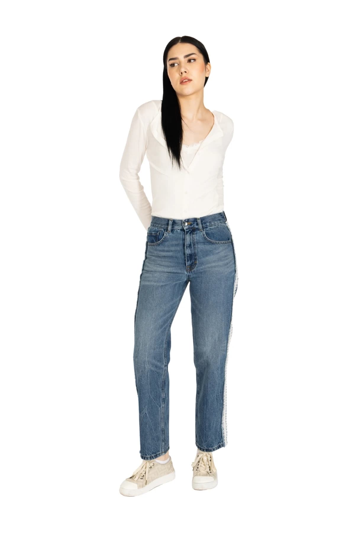 Denim Moon kadın orta mavi vintage yıkamalı düz paça denim pantolon, bilek boyuyla modelde önden üç çeyrek tam boy görünüm.