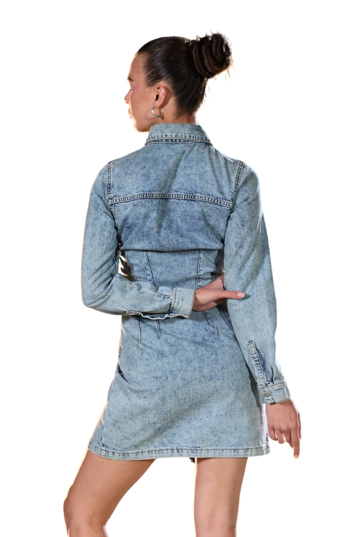 Denim Moon kadın buz mavisi kar yıkama denim gömlek elbise, sırt ve bel dikiş detayı, modelde arkadan yakın görünüm.