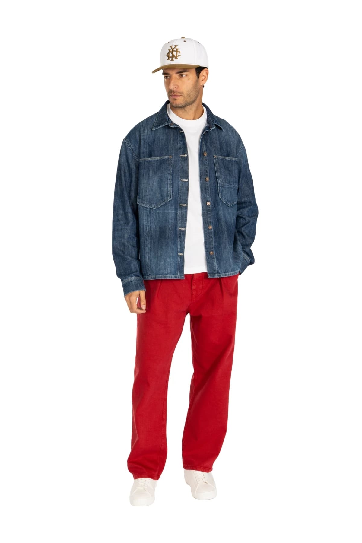 Denim Moon erkek koyu mavi yıkamalı denim gömlek, beyaz tişört üzerine açık kullanım, modelde önden görünüm.