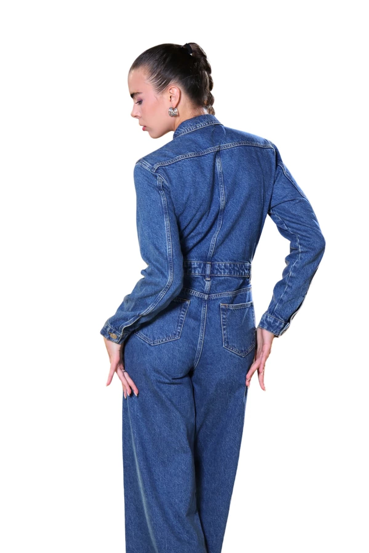Denim Moon kadın mavi denim tulum, sırt dikiş ve arka cep detayı, modelde arkadan yakın görünüm.