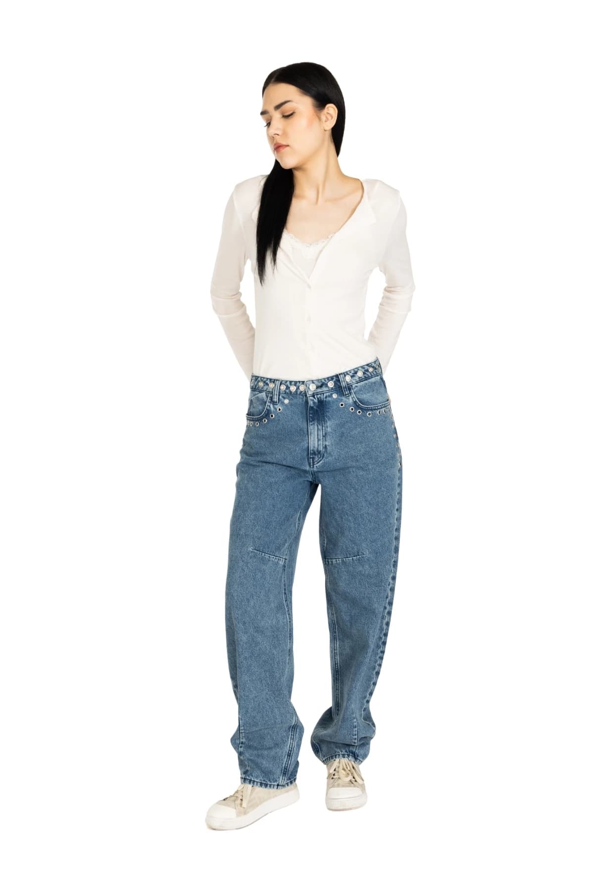 Denim Moon kadın orta mavi bol kesim denim pantolon, diz dikiş detayıyla modelde önden tam boy görünüm.