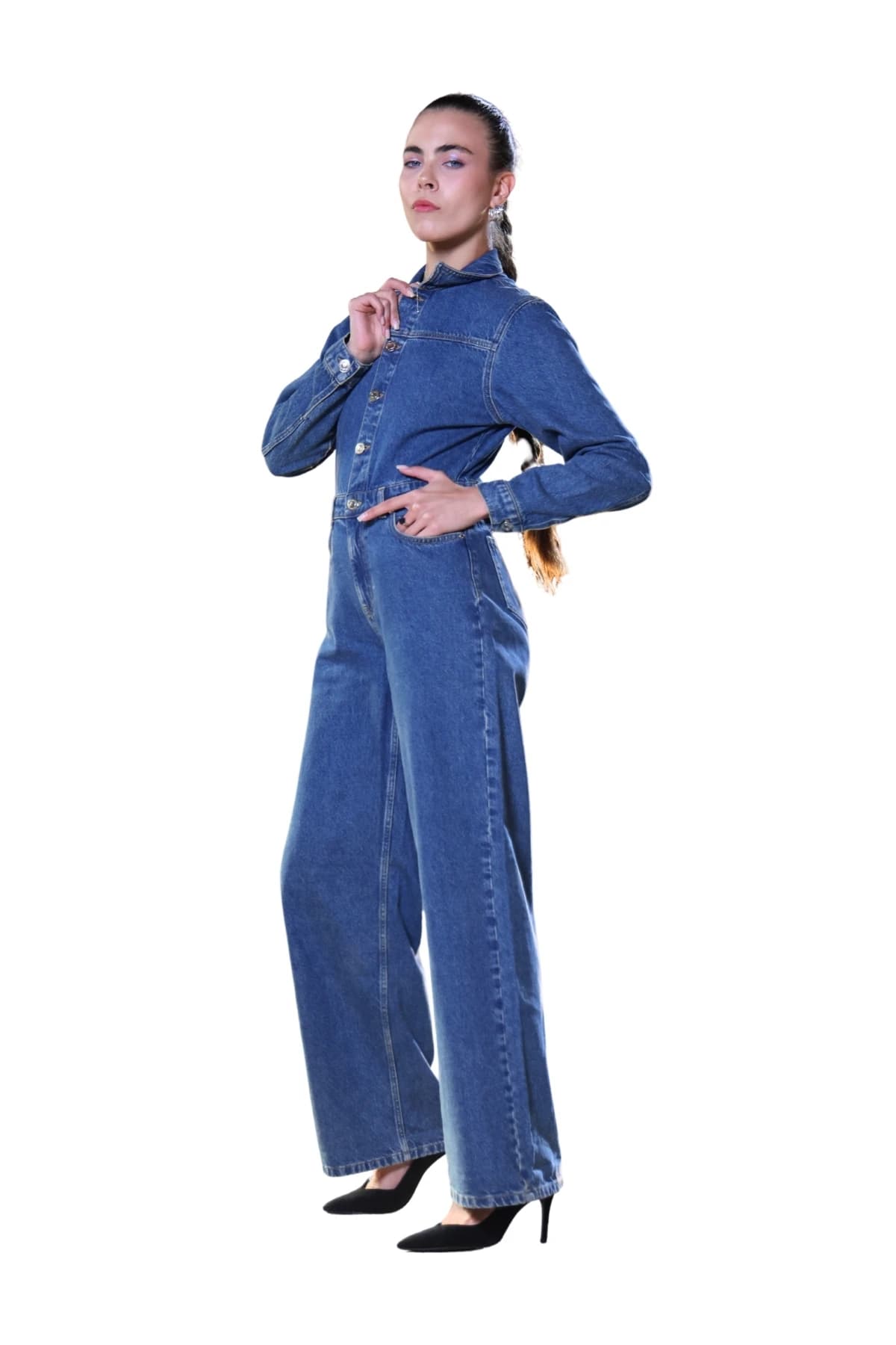 Denim Moon kadın mavi denim tulum, uzun kollu üst ve geniş paça kesim, modelde önden açılı tam boy görünüm.