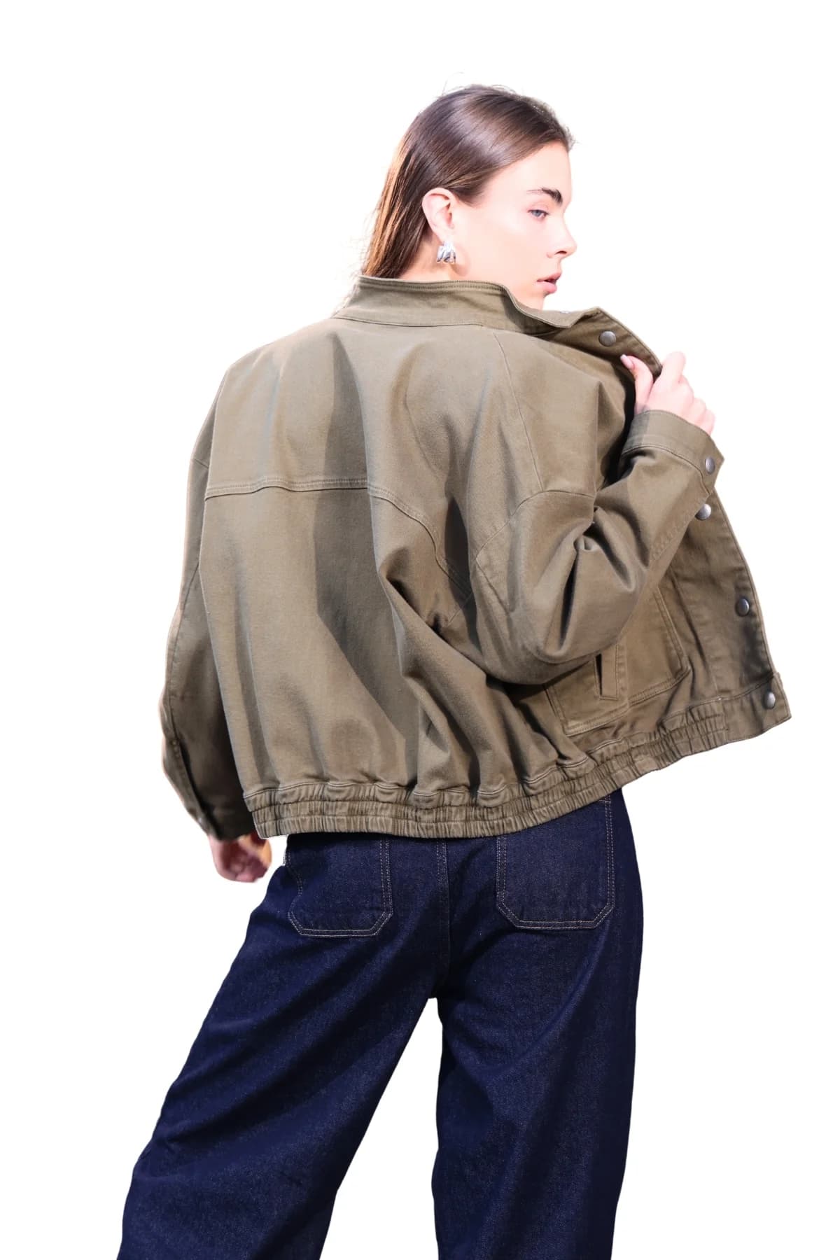 Denim Moon kadın haki bol kesim kısa dokuma ceket, sırt robası ve lastikli bel bandıyla modelde arkadan görünüm.
