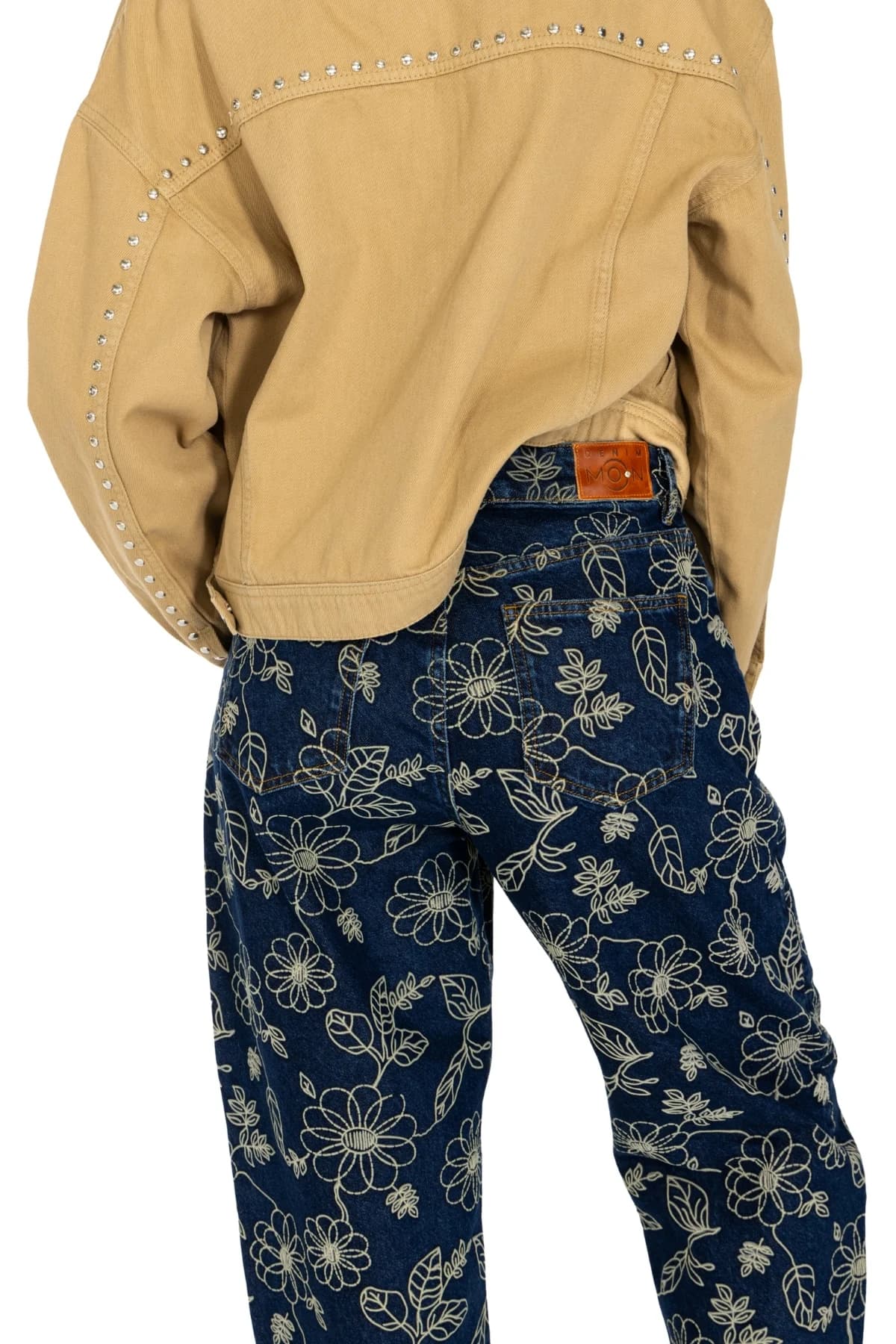 Denim Moon kadın camel bol kesim dokuma ceket, sırt robası ve kol boyunca metal zımba detayı arkadan yakın görünüm.