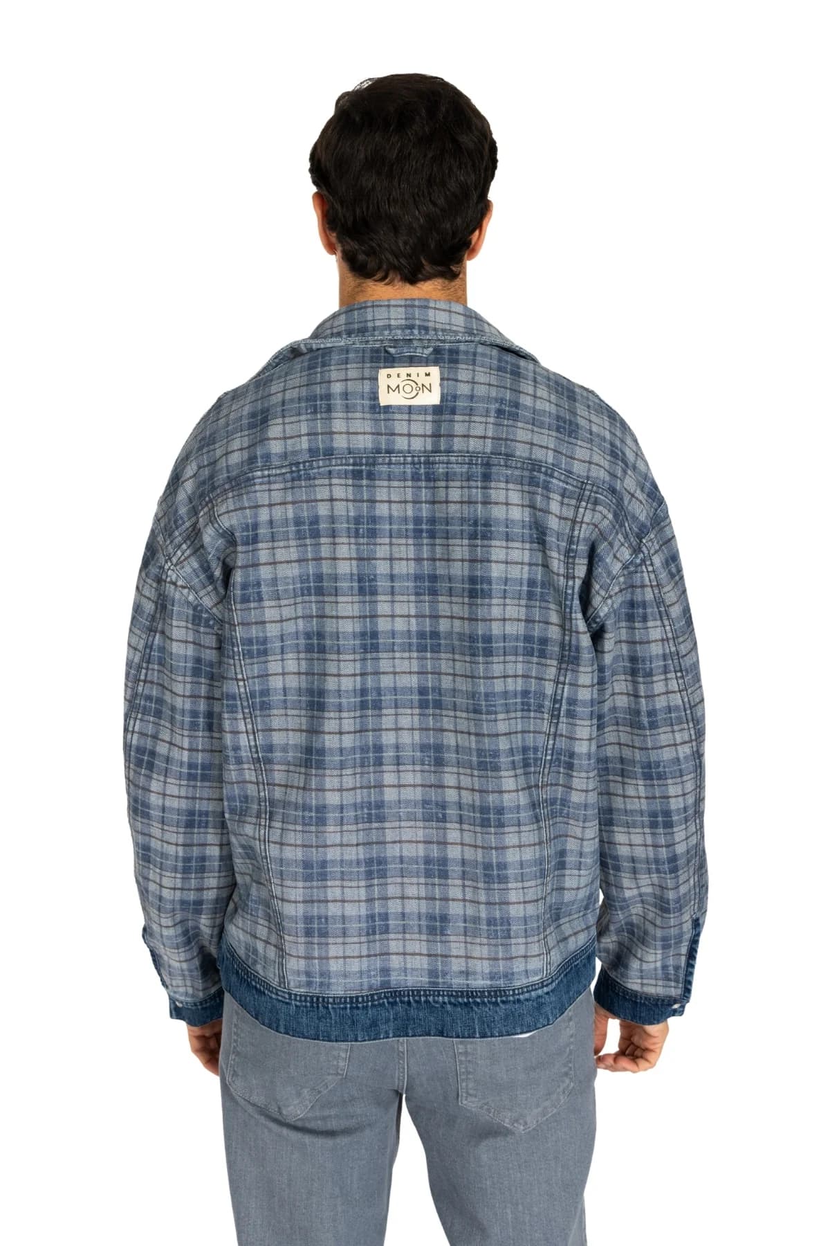 Denim Moon erkek mavi ekose desenli denim ceket, sırt etiketi ve düşük omuz detayı, modelde yakın çekim arka görünüm.