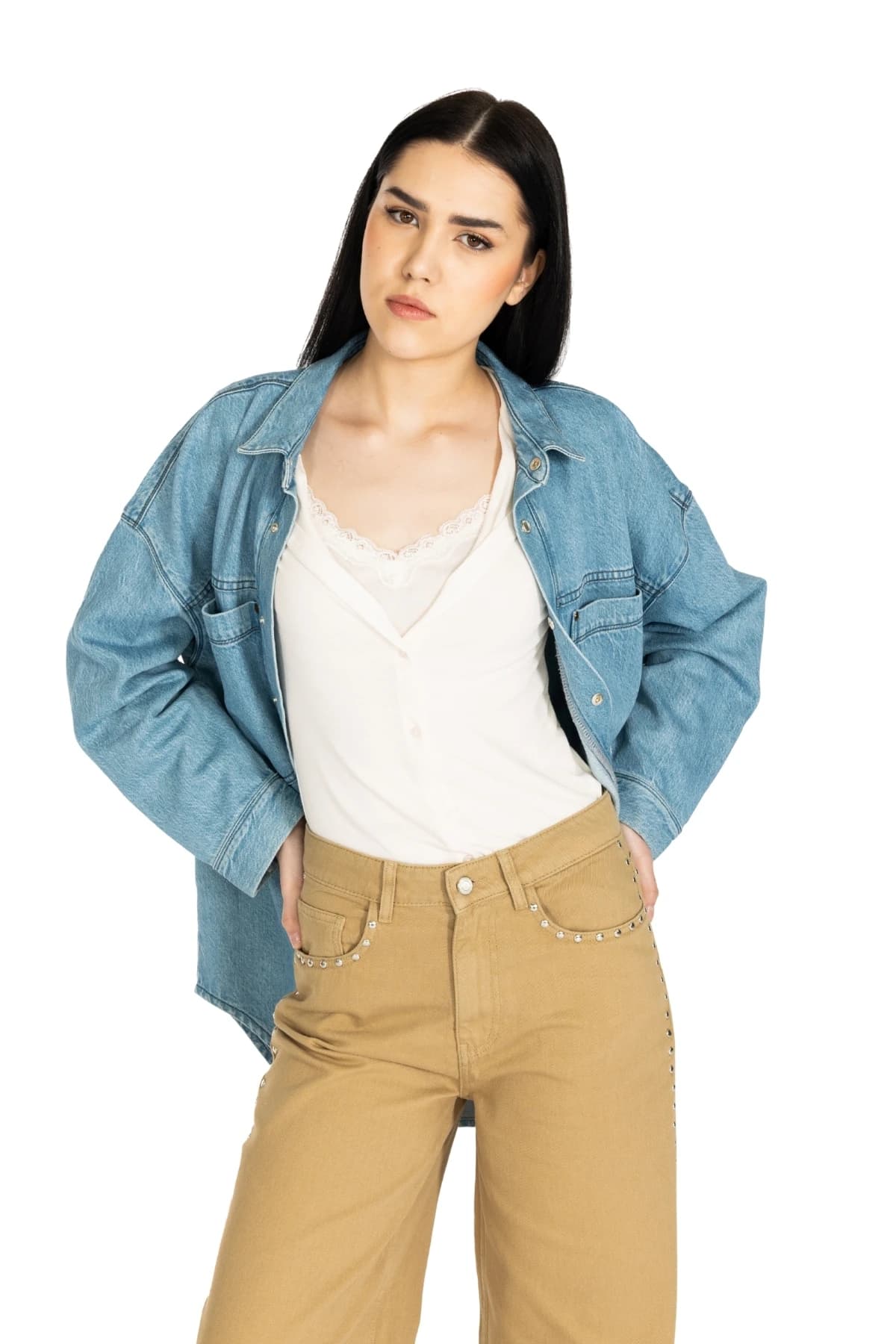 Denim Moon kadın orta mavi bol kesim denim gömlek, klasik yaka ve kapaklı göğüs cepleriyle modelde önden görünüm.