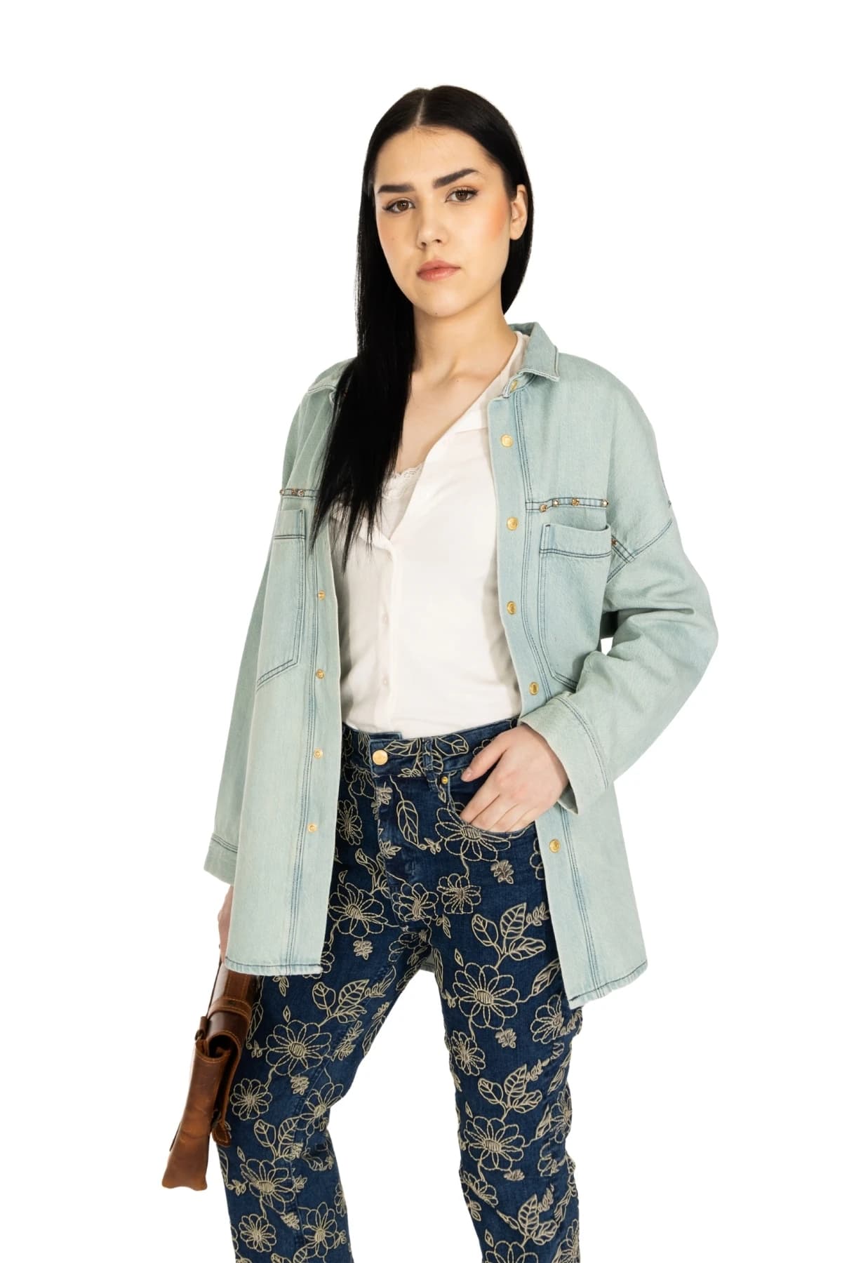 Denim Moon kadın lacivert çiçek işlemeli düz paça denim pantolon, çiçek işleme deseniyle modelde önden görünüm.
